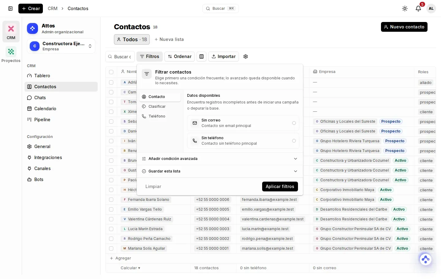 Lista de contactos del CRM con el panel de filtros abierto y columnas de teléfono, correo, empresa y roles activas