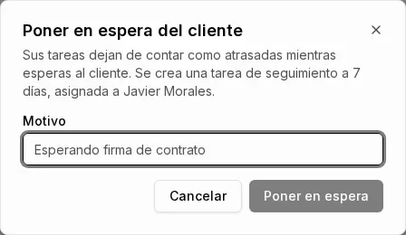 Diálogo "Poner en espera del cliente" con el campo de motivo