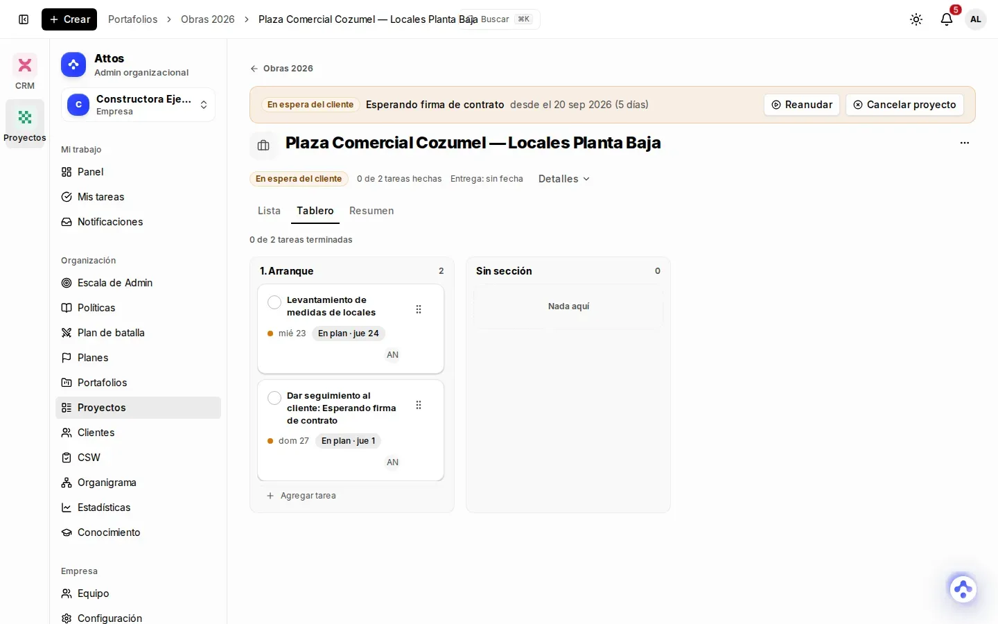 Franja ámbar de un proyecto en espera del cliente, con los botones Reanudar y Cancelar proyecto